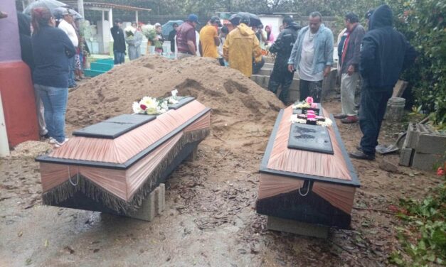 BAJO LA LLUVIA, DAN EL ÚLTIMO ADIÓS A LAS CUATRO MUJERES FALLECIDAS POR EL DERRUMBE DE UNA BARDA EN VILLA ALLENDE