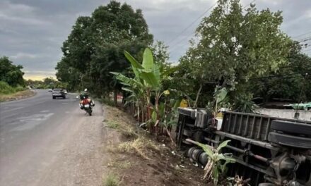 Un camión de carga terminó volcado fuera de la carretera federal 150 Córdoba-Boca del Río