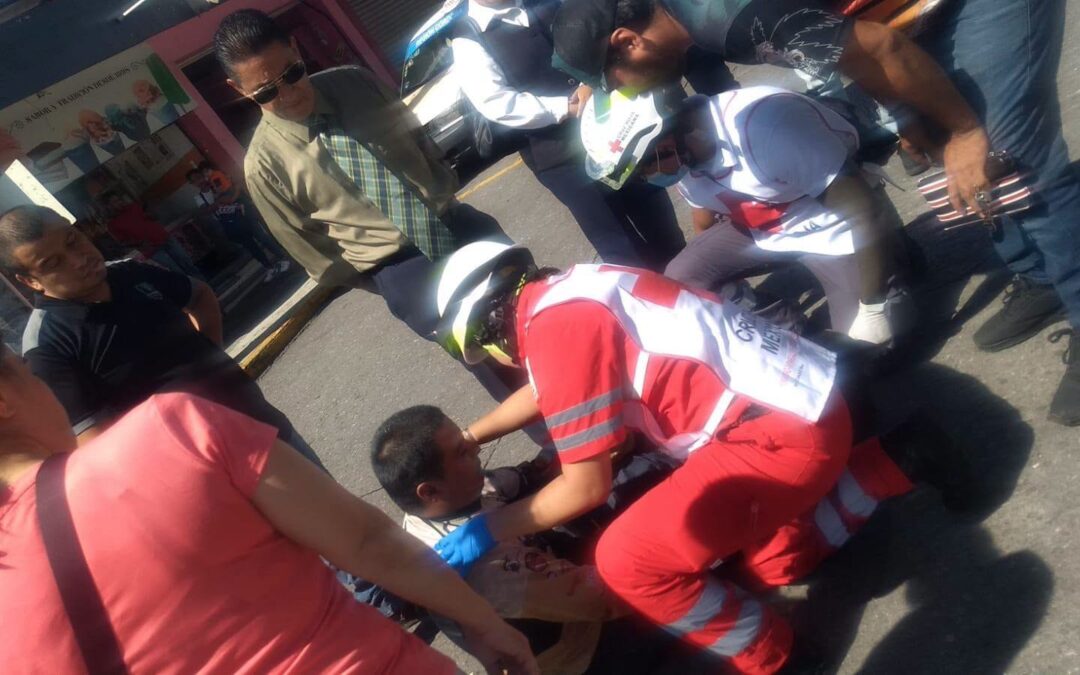 MOTOCICLISTA REPARTIDOR RESULTA LESIONADO TRAS CHOCAR CONTRA AUTOMÓVIL EN CÓRDOBA.