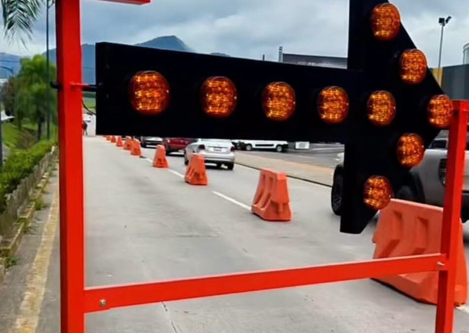 ROBAN FLECHA DE SEÑALIZACIÓN EN EL NUEVO HUNDIMIENTO DEL BULEVAR TRATADOS DE CÓRDOBA