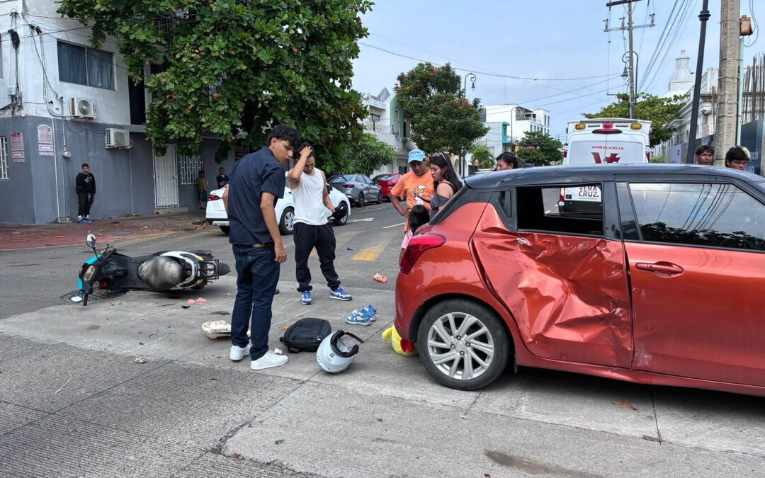 MUJER LESIONADA EN VERACRUZ TRAS APARATOSO IMPACTO DE MOTOCILETA CON AUTOMÓVIL