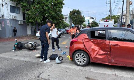 MUJER LESIONADA EN VERACRUZ TRAS APARATOSO IMPACTO DE MOTOCILETA CON AUTOMÓVIL